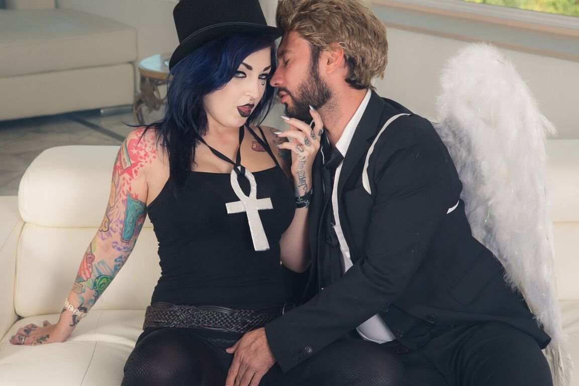 15P A garota tatuada Draven Star usa um chapéu de feltro durante a relação sexual