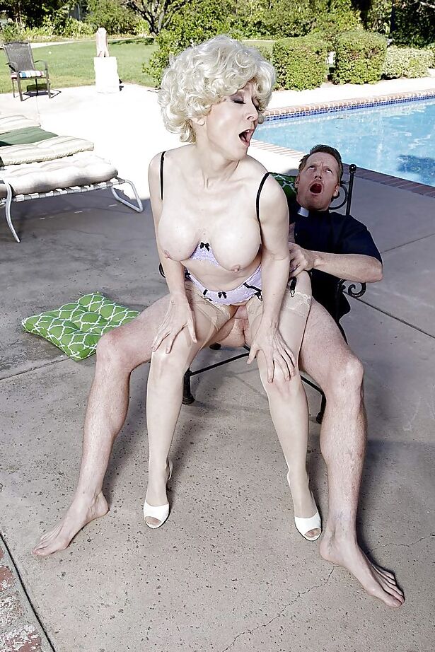 16P A estrela pornográfica mais velha Nina Hartley tendo sua vagina comida ao lado da piscina