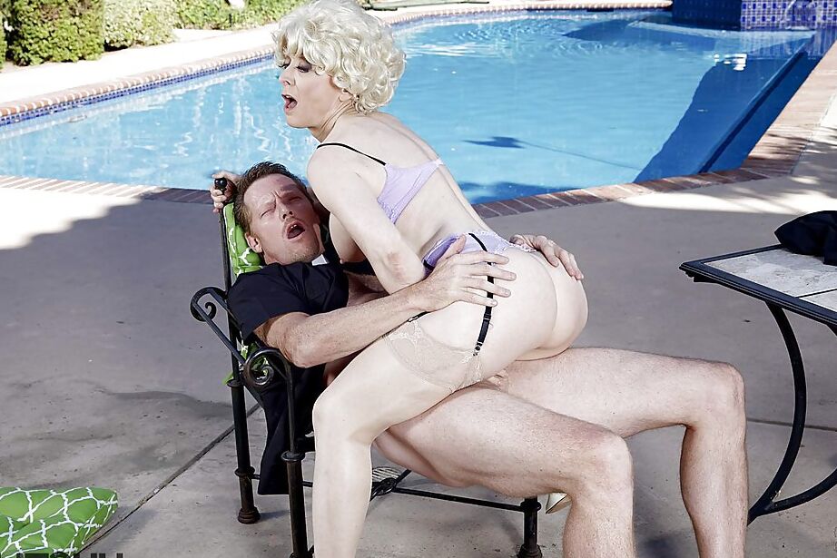 16P A estrela pornográfica mais velha Nina Hartley tendo sua vagina comida ao lado da piscina