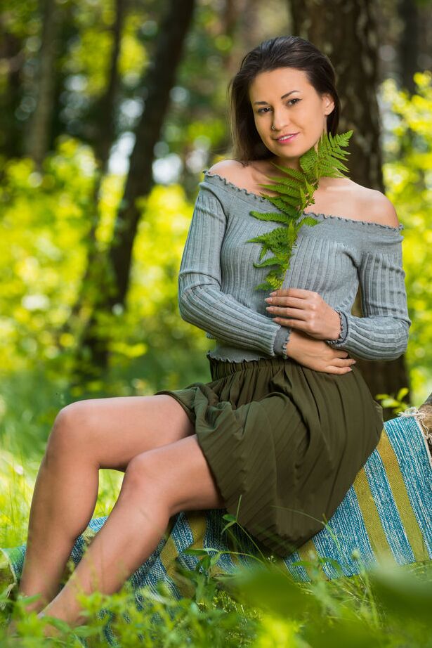18P Lilian A goes nude in the forest She poses her beautiful body on a tree trunk