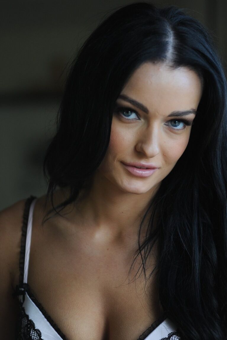 12P A beleza de cabelos escuros Kayleigh fica nua enquanto está em seu quarto