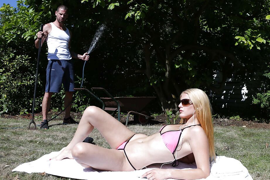 16P Rubia elegante con culo amplio disfruta de una perforación anal dura al aire libre