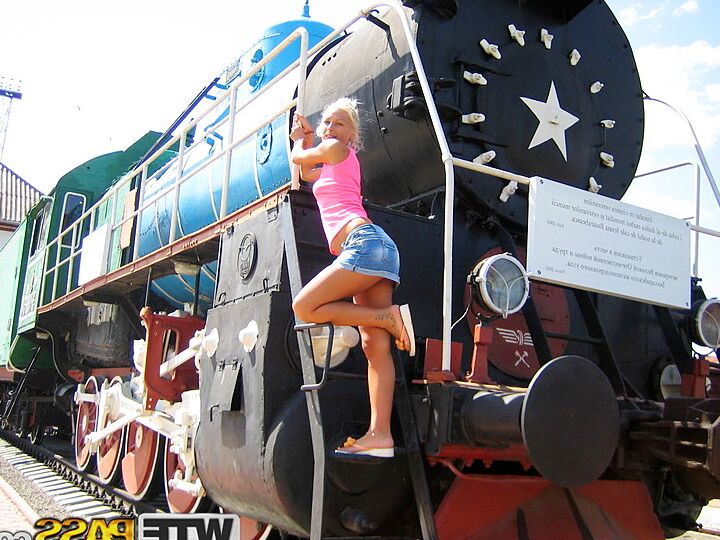 16P Rubia amateur luce un trasero cubierto de esperma después de recorrer un tren antiguo