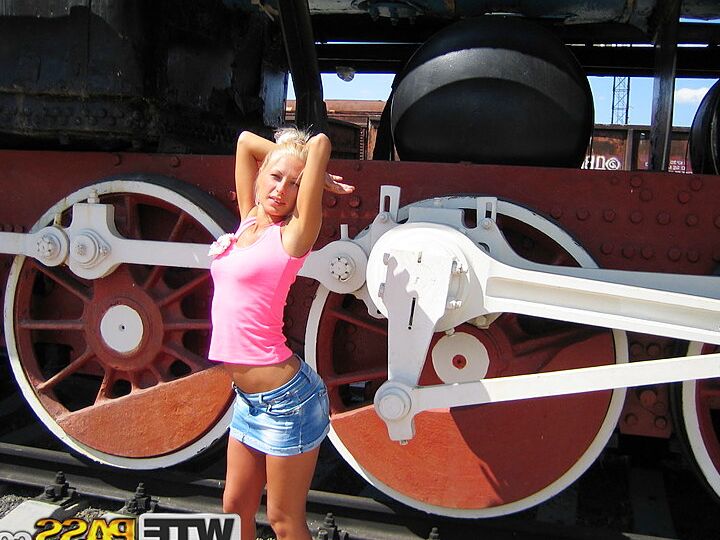 16P Rubia amateur luce un trasero cubierto de esperma después de recorrer un tren antiguo