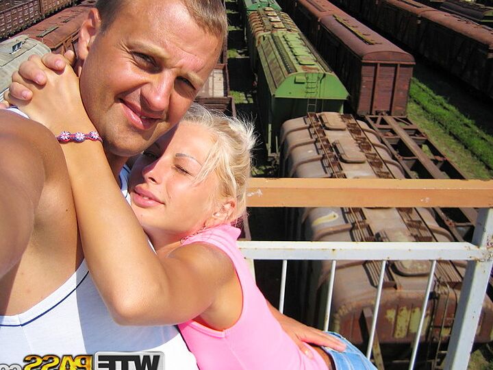 16P Rubia amateur luce un trasero cubierto de esperma después de recorrer un tren antiguo
