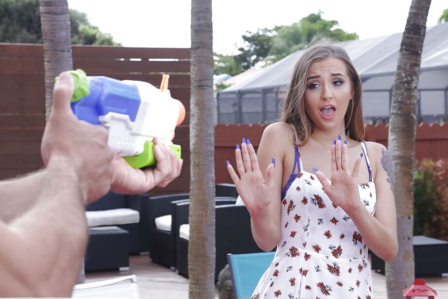 16P Doce menina adolescente Avery Adair transando com o vizinho na piscina