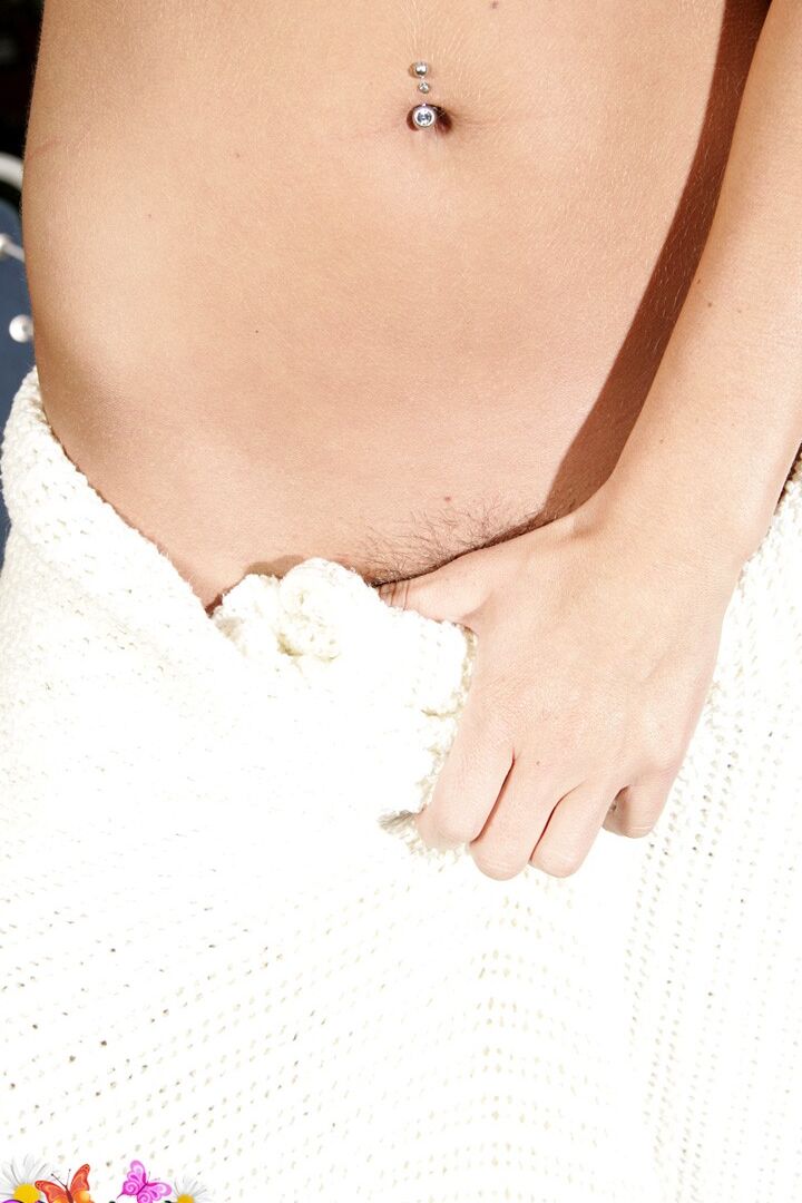 12P A adolescente loira Daisy 19 acena enquanto mostra seus peitos empinados