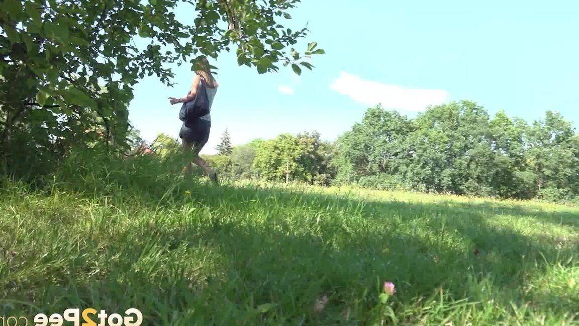 15P Cynthia Vellons versprüht schmutzige Pisse im Park