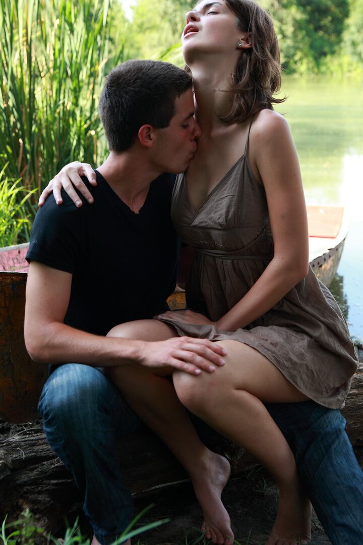 10P Un jeune couple excité prend un bateau dans un endroit isolé pour baiser