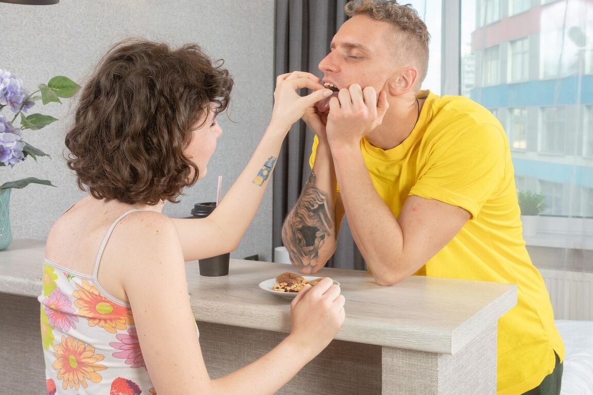 16P La petite teen Darcy Darck offre son gros cul pour une séance de sexe anal