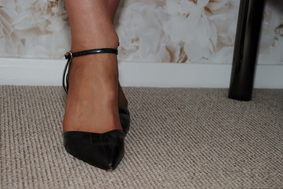 20P Mature first timer Jessicas Honeyz shows off her great legs in hose and heels