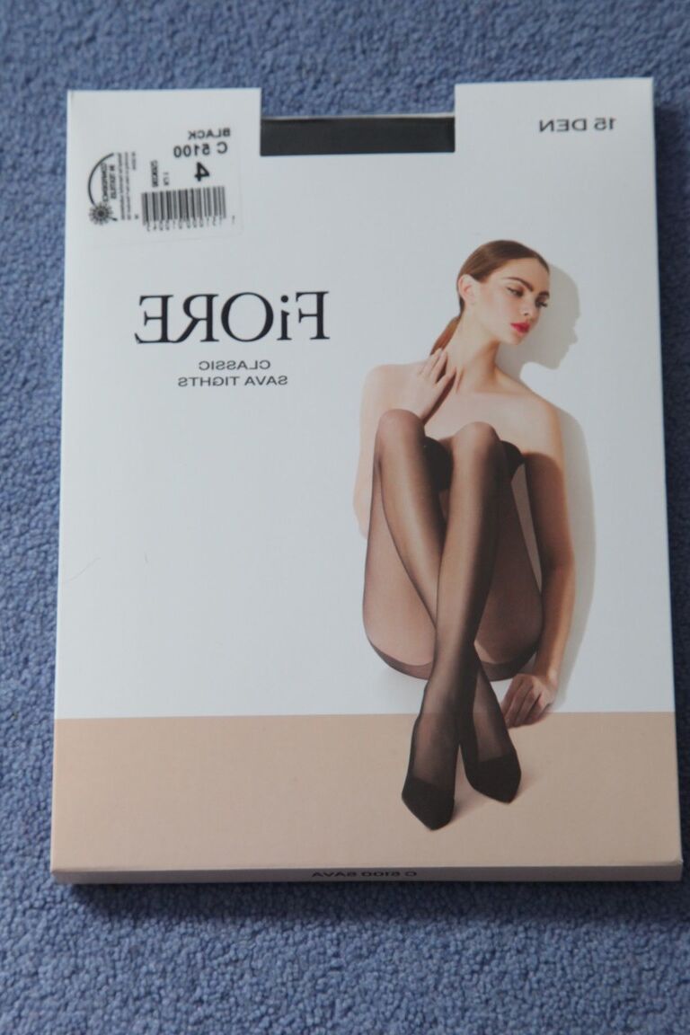 21P A linda esposa Jenny B exibe seus peitos minúsculos e brinca com meia-calça transparente