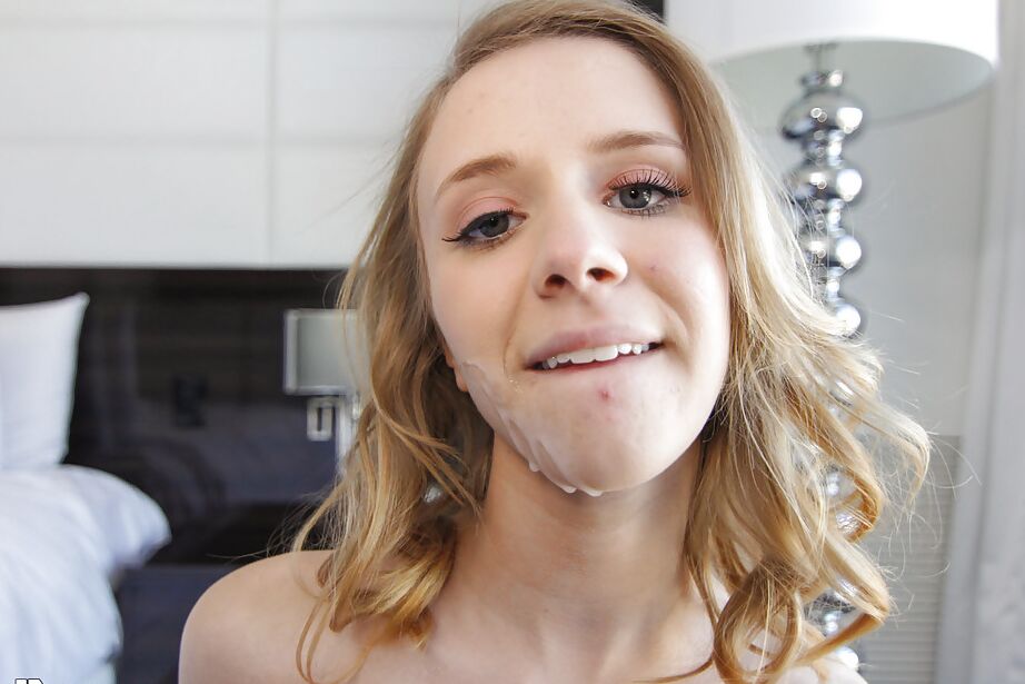 16P La tetita Rachel James chupa una polla para recibir semen en su cara
