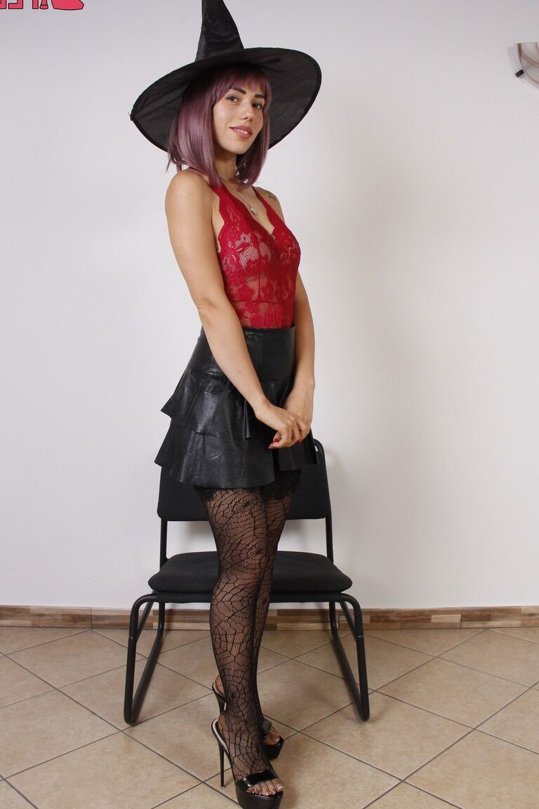 10P Die hübsche Hexe Petra zieht ihre High Heels aus und trägt dabei sexy Strümpfe