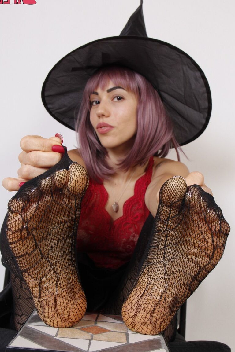 10P Die hübsche Hexe Petra zieht ihre High Heels aus und trägt dabei sexy Strümpfe