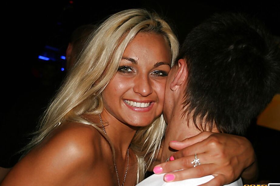 16P Hübsche junge Amateur-Blondine hat Spaß mit ihren Freunden auf der Party