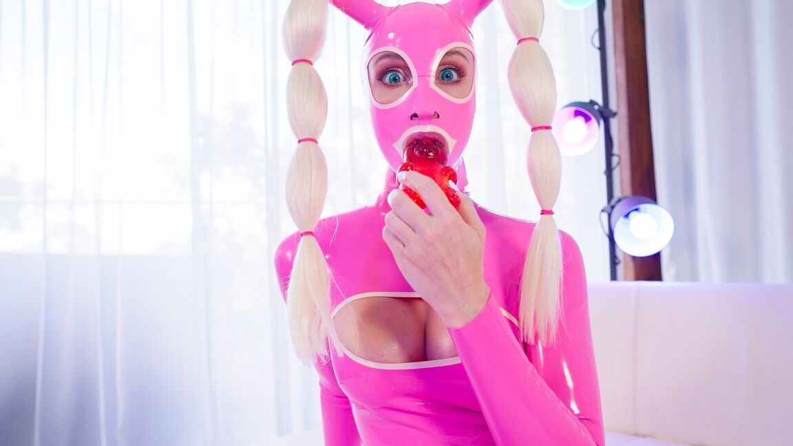 15P Scarlet Chase se gode son propre trou du cul avant de sucer une bite en tenue fétichiste en latex