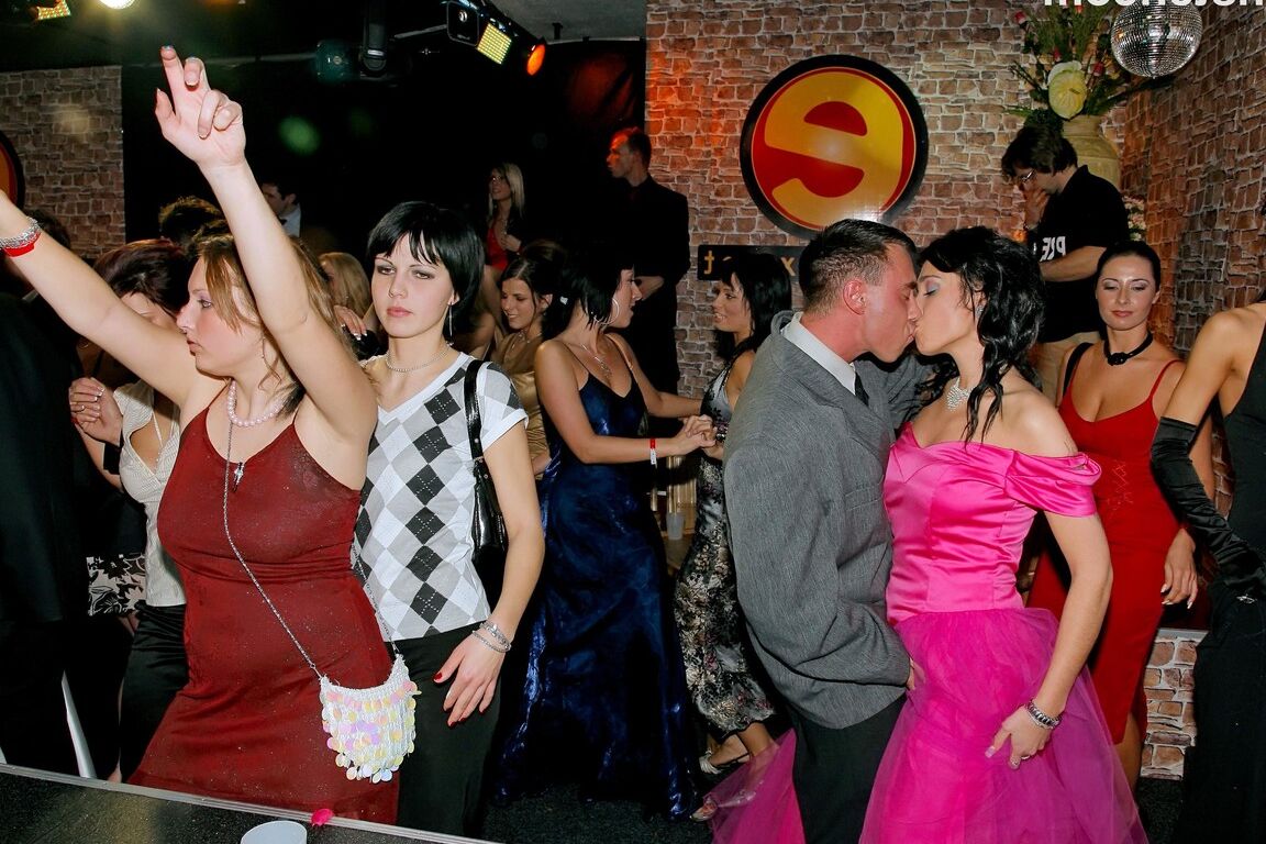15P Noiva novinha comemora chupando pau na recepção do casamento