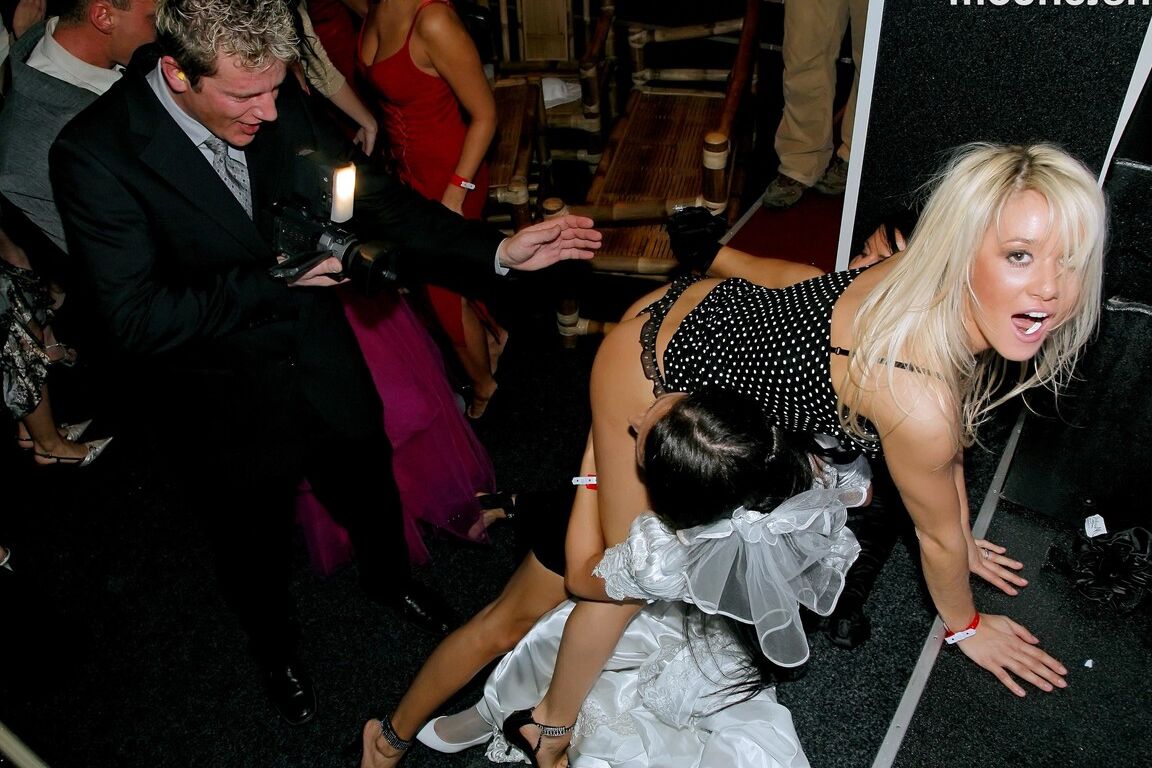 15P Noiva novinha comemora chupando pau na recepção do casamento