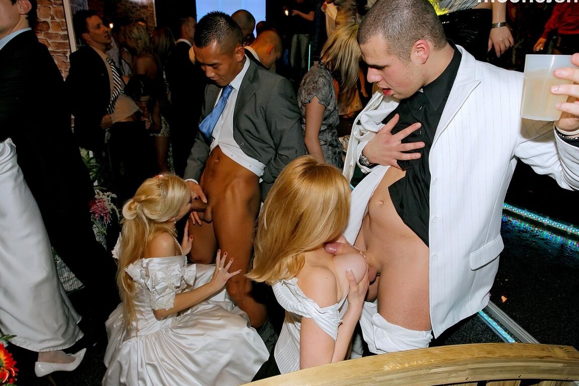 15P Noiva novinha comemora chupando pau na recepção do casamento