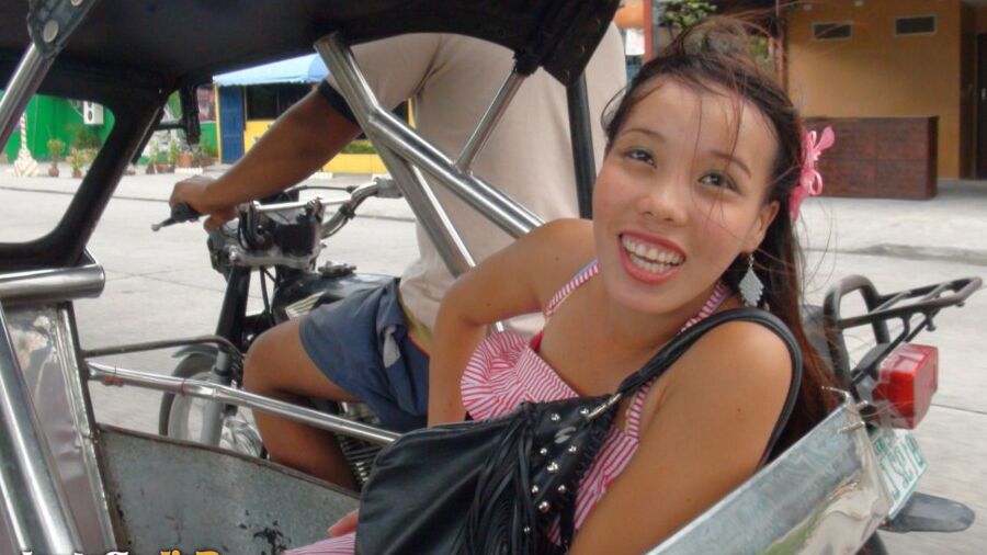 15P L'amatrice asiatique Nica fait du sport avec des lèvres couvertes de sperme après une relation sexuelle en POV avec un Farang