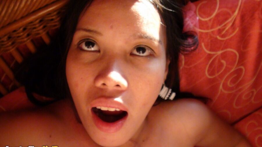 15P L'amatrice asiatique Nica fait du sport avec des lèvres couvertes de sperme après une relation sexuelle en POV avec un Farang