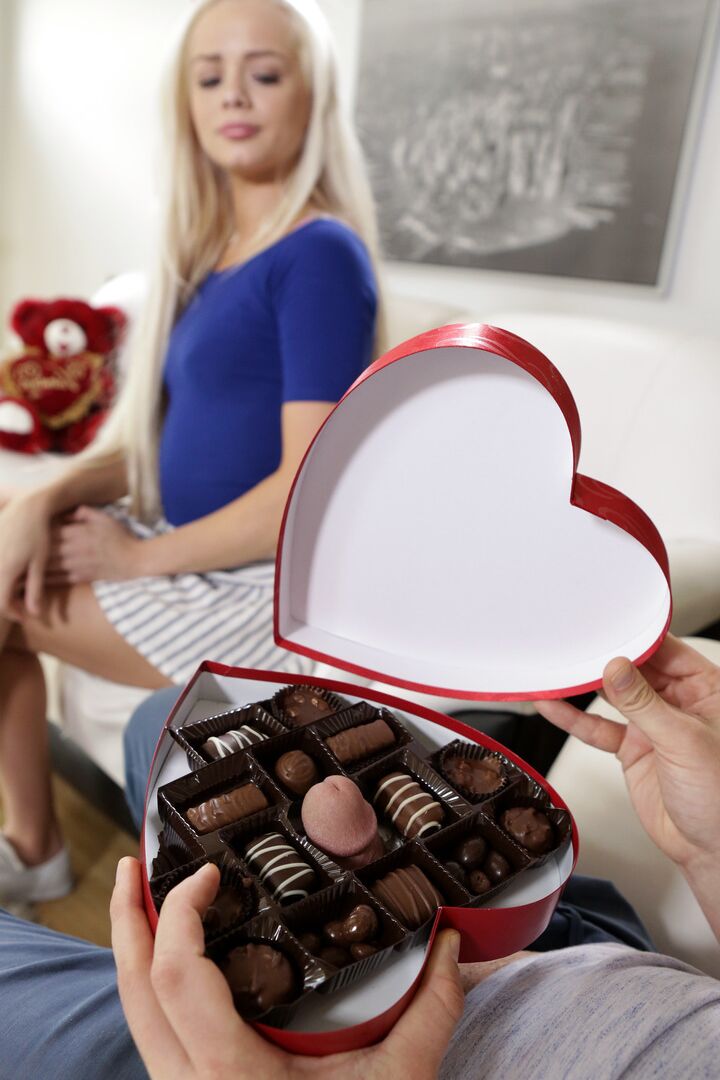 16P A pequena adolescente loira Elsa Jean encontra o pau do meio-irmão em uma caixa de chocolates