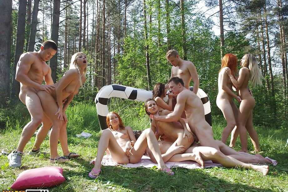 16P Garotas sexy estão fodendo com caras com tesão bem na floresta!