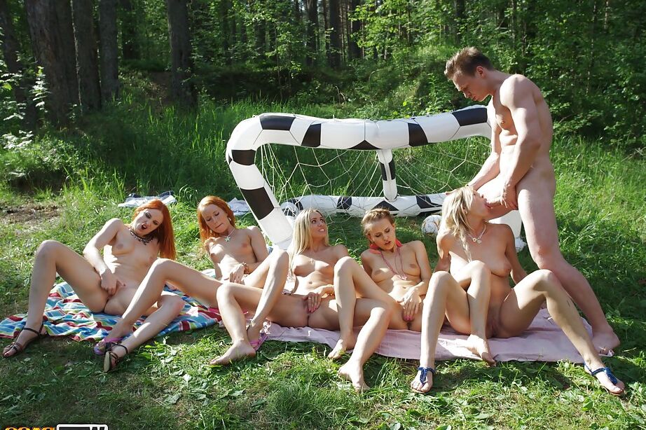 16P Garotas sexy estão fodendo com caras com tesão bem na floresta!