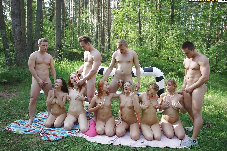16P Garotas sexy estão fodendo com caras com tesão bem na floresta!