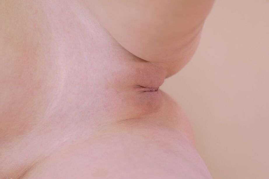 16P La hermosa joven Niemira se quita el tanga para quedar completamente desnuda