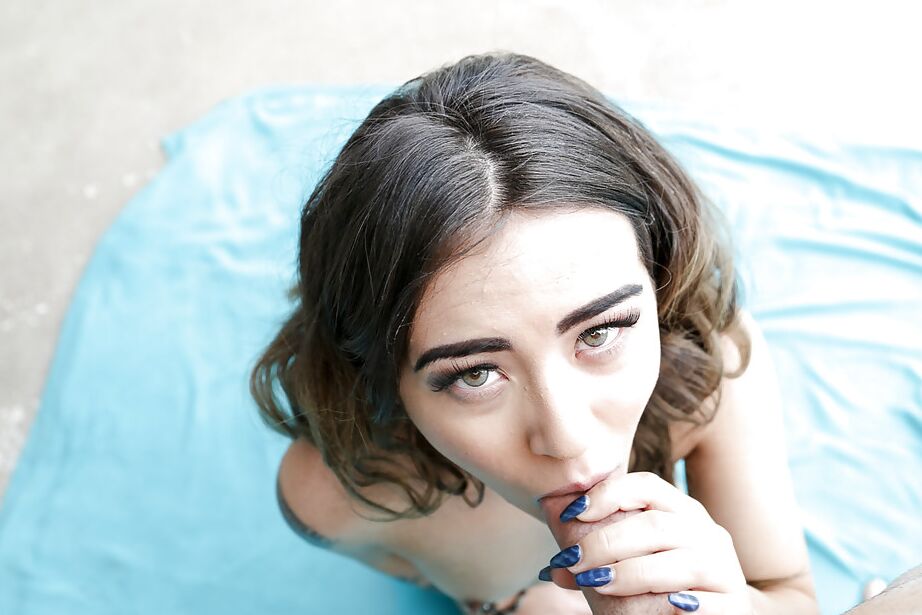 16P La amateur tatuada Amina Allure estaciona su coño calvo encima de una polla antes de una mamada