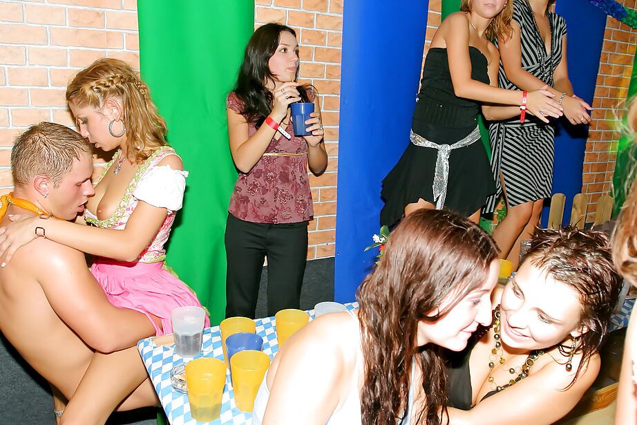 16P Safadas europeias lascivas desfrutam de uma orgia de sexo selvagem na festa dos bêbados
