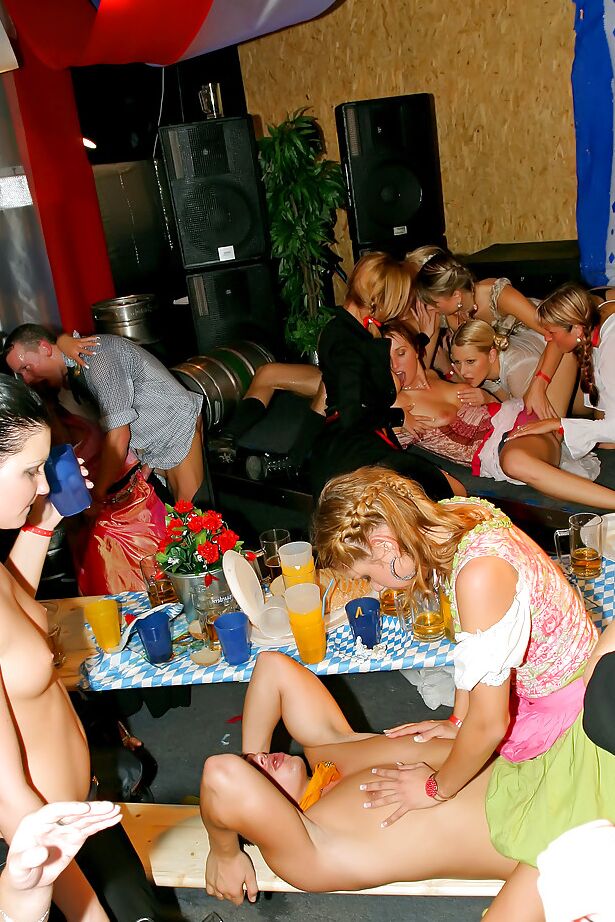 16P Safadas europeias lascivas desfrutam de uma orgia de sexo selvagem na festa dos bêbados