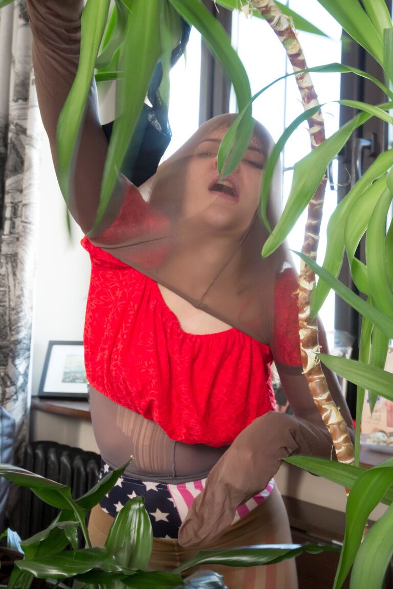 16P A garota caucasiana Wendy se cobre da cabeça aos pés com meia-calça