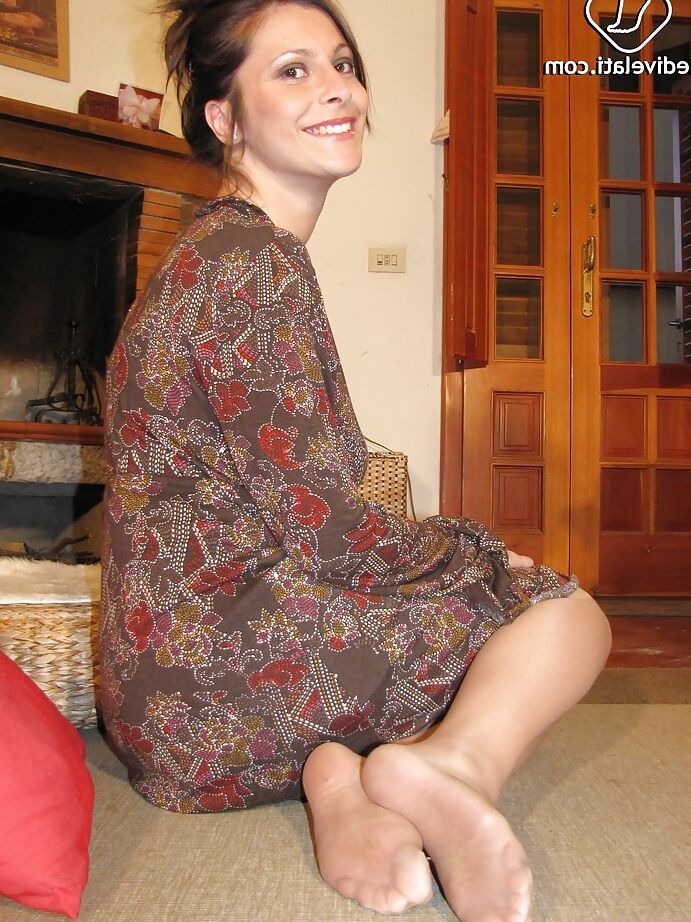 16P La seductora morena tetona Elena mostrando su pasión por el fetichismo de pies