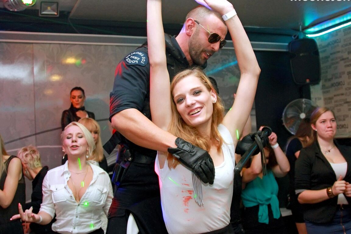 15P Mulheres festeiras embriagadas enlouquecem por pau duro no chá de casamento de um amigo