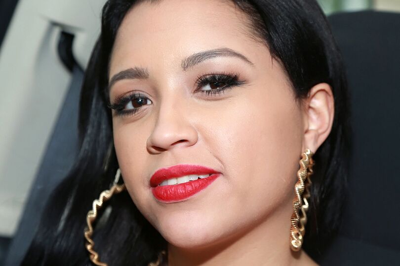 16P Morena Latina gata Jessica Fuentes se exibe em sua meia-calça