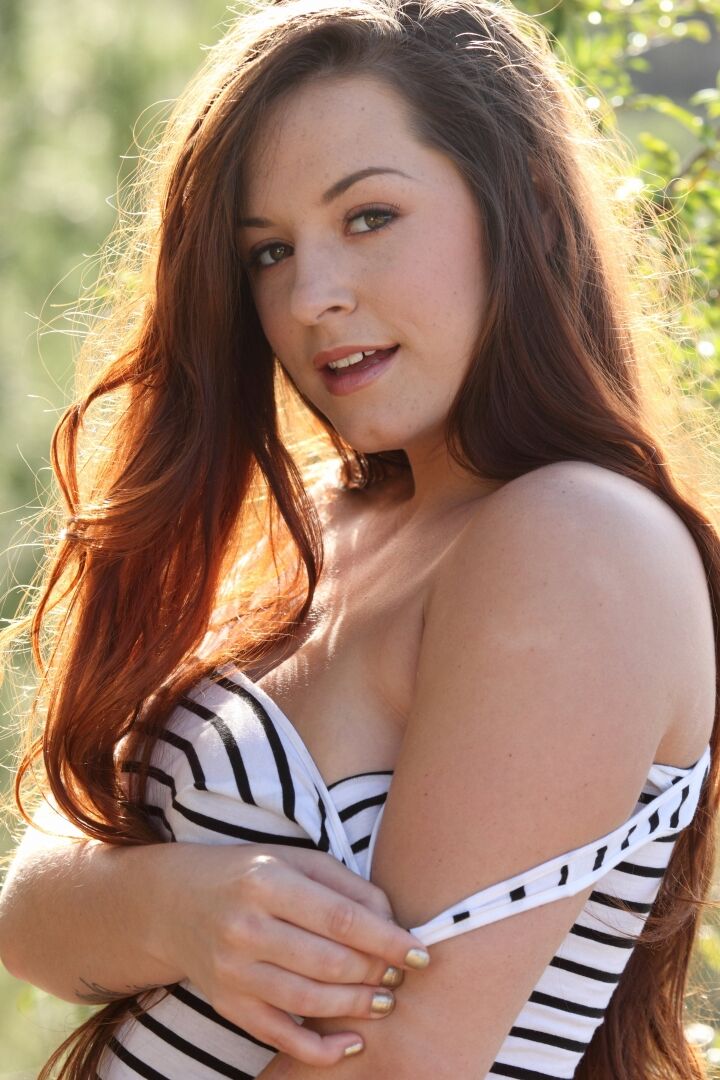 21P La jeune beauté américaine Talia Palmer exhibe ses seins naturels juteux en extérieur