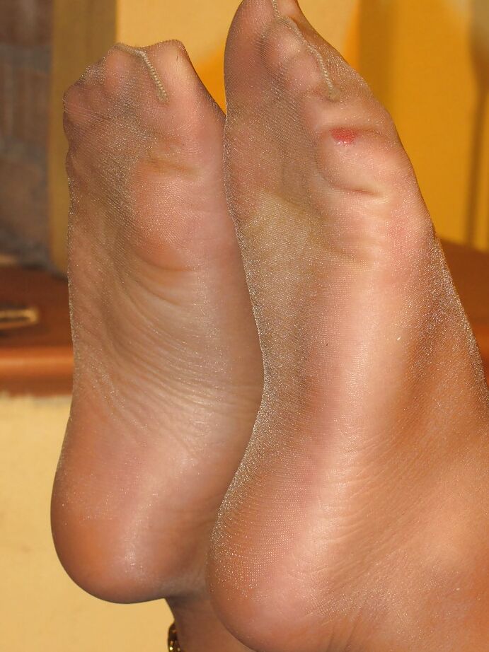 16P La linda latina de gran culo Dafne tiene un par de piernas y pies muy calientes