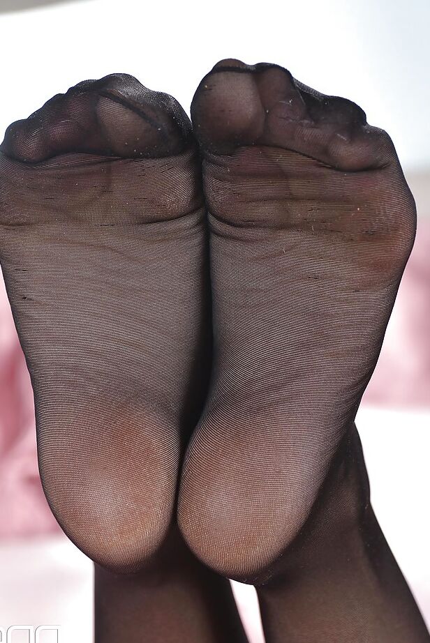 16P Brookie G. está brincando com suas pernas quentes em sua doce meia-calça preta