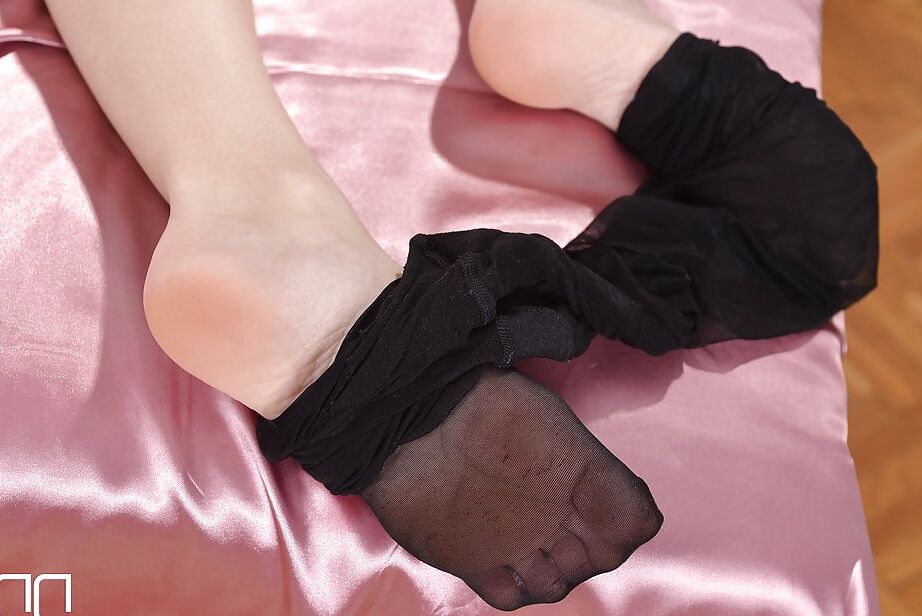 16P Brookie G. está brincando com suas pernas quentes em sua doce meia-calça preta
