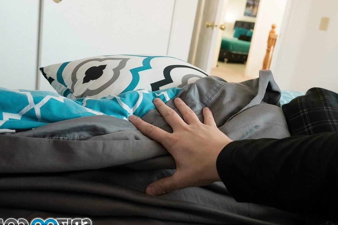 17P La encantadora novia italiana Valentina Nappi ofrece café matutino y mamada