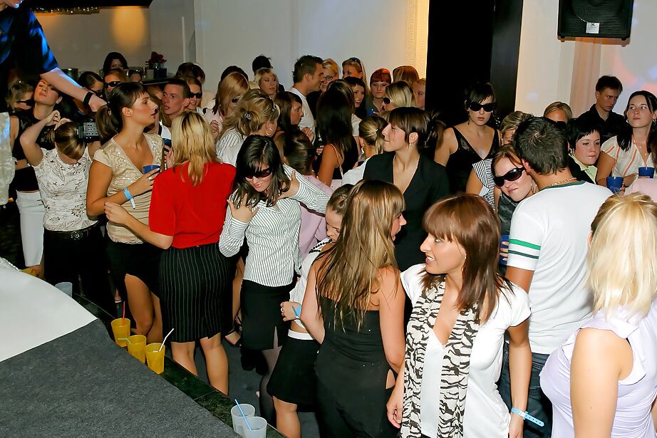 16P Chicas lujuriosas mostrando sus habilidades para chupar pollas en la fiesta del Glory Hole