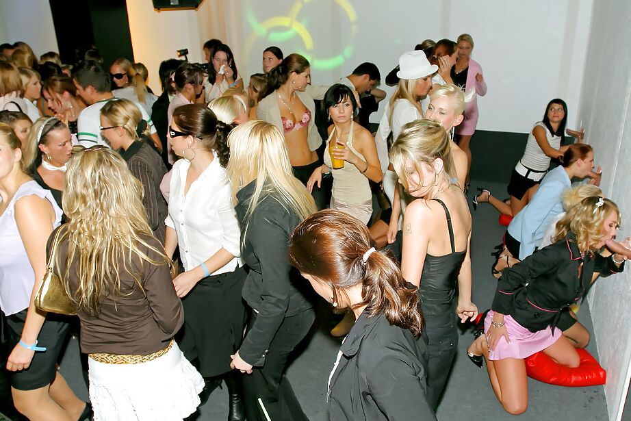 16P Chicas lujuriosas mostrando sus habilidades para chupar pollas en la fiesta del Glory Hole