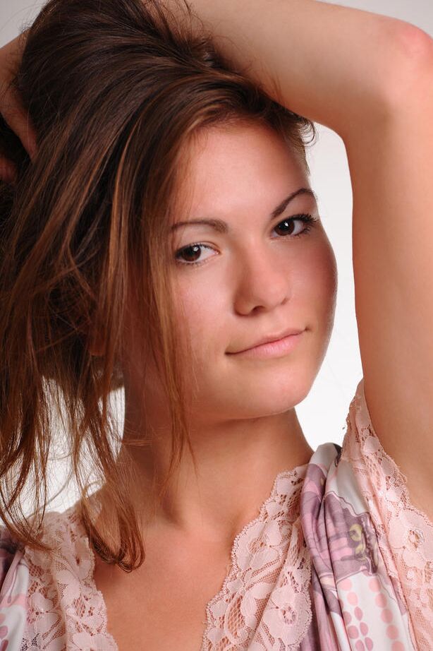 18P Sexy Lila A mit kleinen Brüsten spreizt ihre Schamlippen, um ihre rasierte Vagina zu zeigen