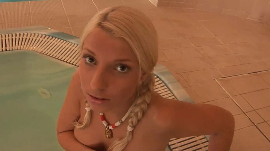 12P Die heiße Blondine Holly Fox lässt ihren nackten Körper in einen Whirlpool sinken