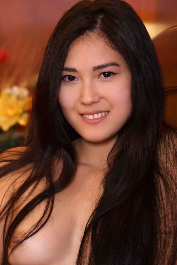 Die 18-jährige, dünne Teenagerin Kimiko zieht sich komplett aus, bevor sie ihre kahle Muschi zeigt