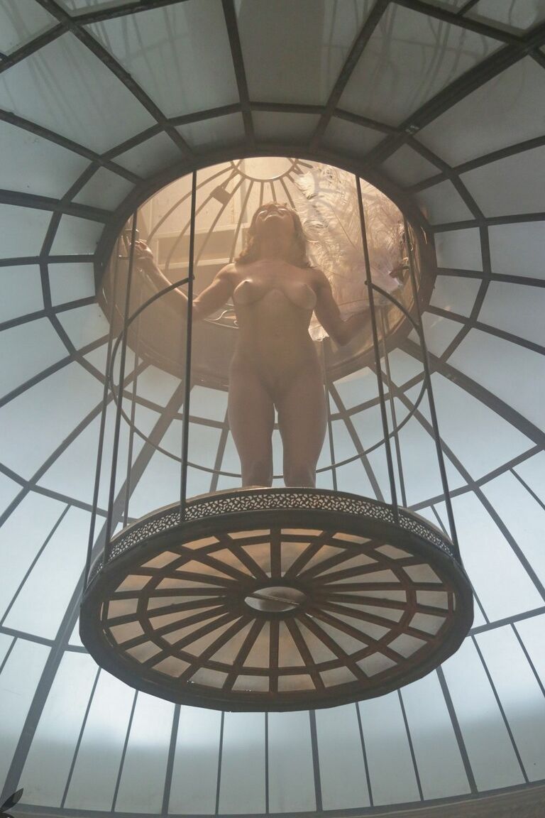17P A beleza nua Mia Valentine posa eroticamente mostrando seios naturais em sua gaiola