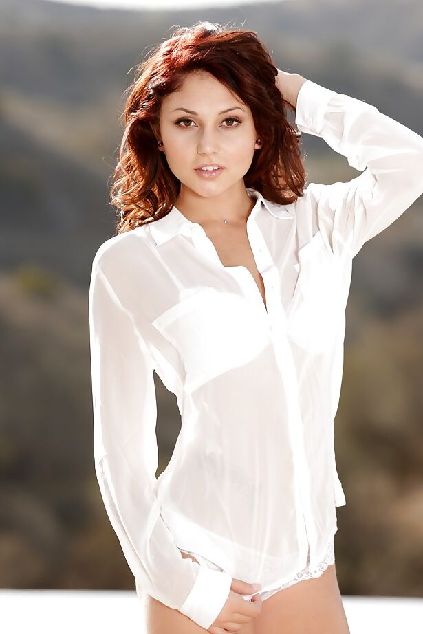 16P La hermosa modelo Ariana Marie mostrando su perfecto coño afeitado al aire libre
